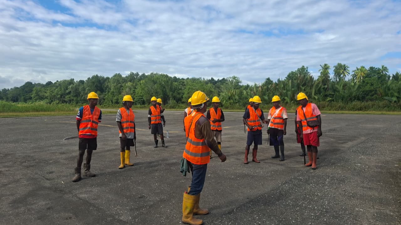 Gambar Berita dengan Judul Libatkan Warga Pelihara Fasilitas Bandara, UPBU Kokonao Jalankan Program Padat Karya 2026
