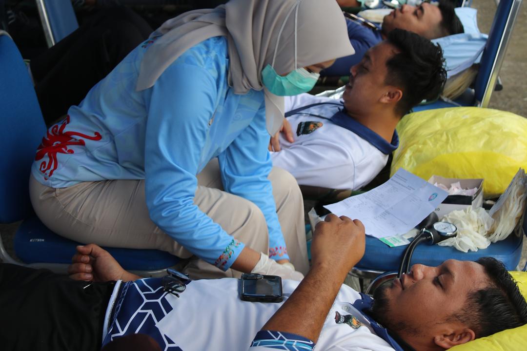 Gambar Berita dengan Judul Pererat Sinergi Lintas Instansi, UPBU Kol. Robert Atty Bessing Gelar Senam Bersama dan Donor Darah