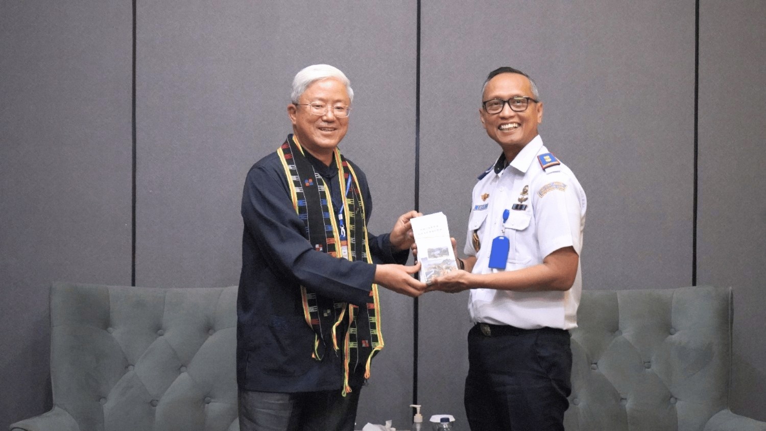 Perkuat Hubungan dan Pelayanan Wisatawan, Konsul Jenderal Tiongkok Kunjungi Bandara Komodo