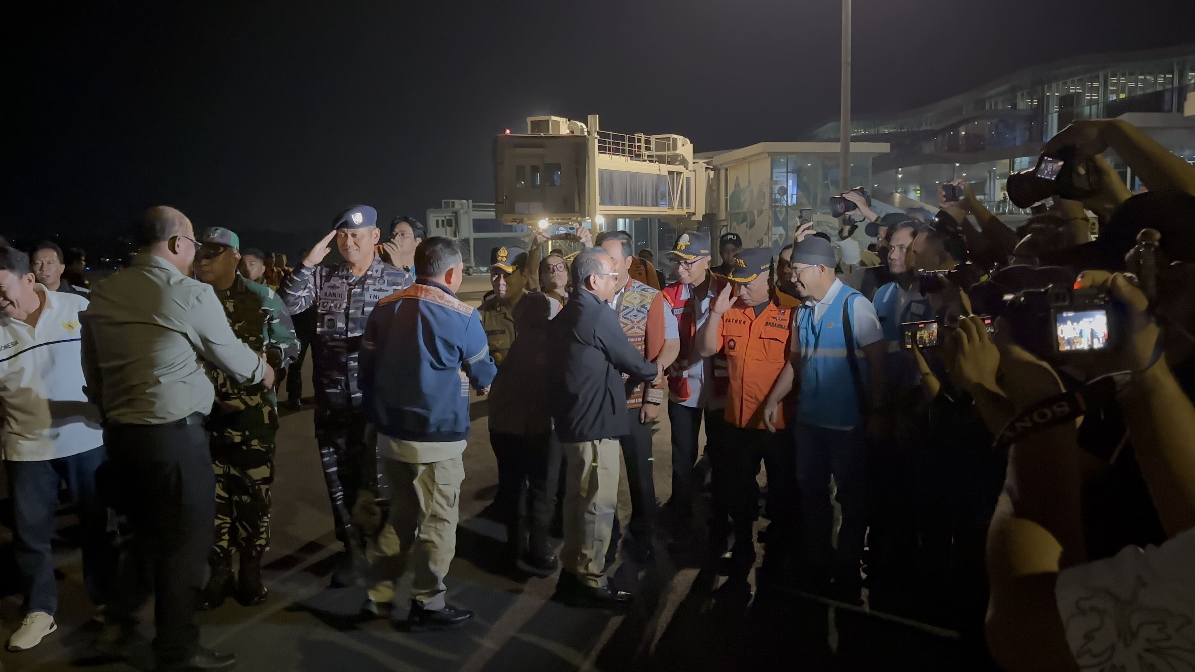 PESAWAT PEMBAWA BANTUAN PRESIDEN DAN ROMBONGAN MENTERI TIBA DI BANDARA KOMODO