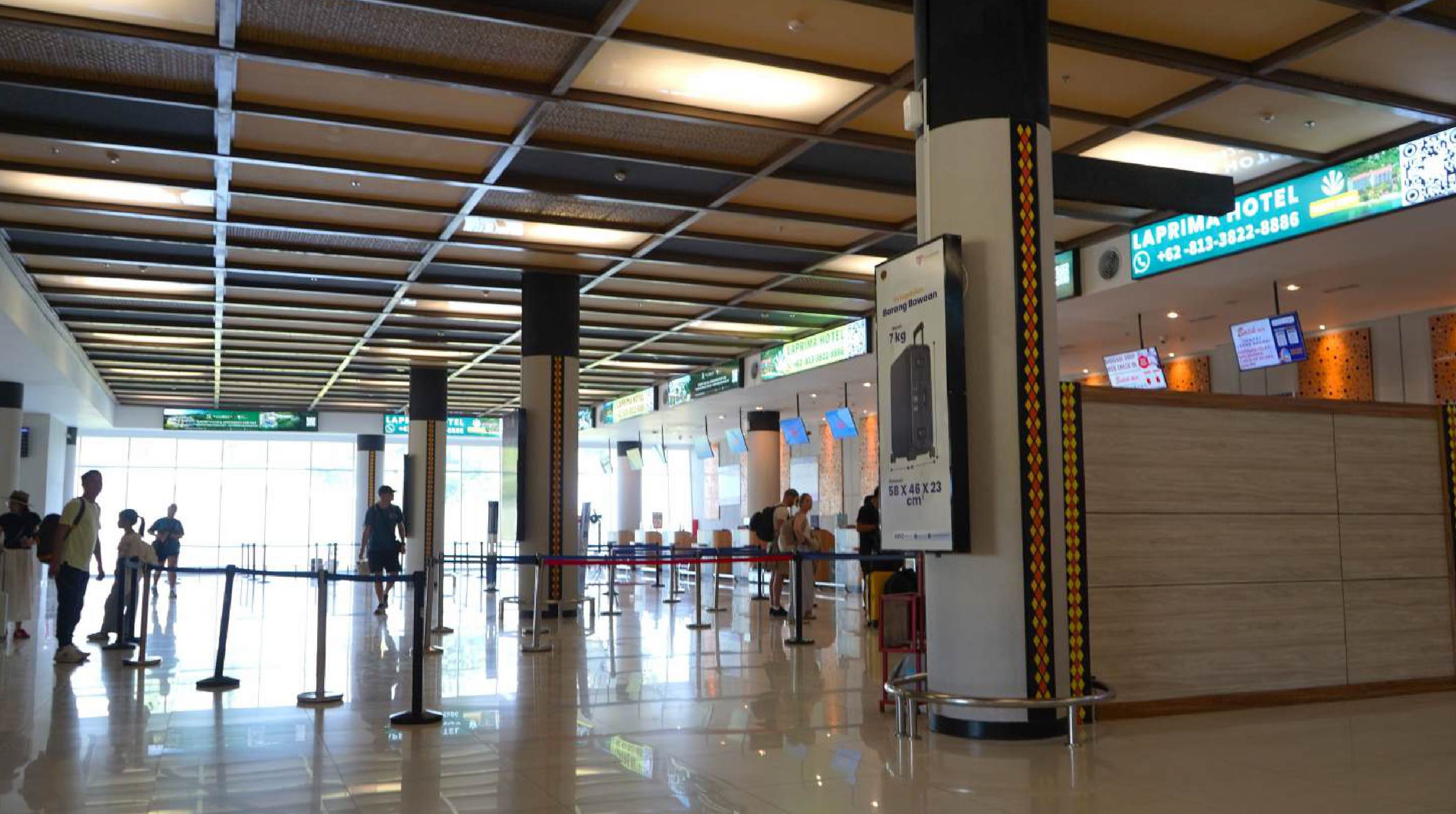 PENUMPANG MENGALAMI KONDISI MEDIS DI AREA CHECK-IN BANDARA KOMODO, PETUGAS SEGERA MEMBERIKAN PERTOLONGAN
