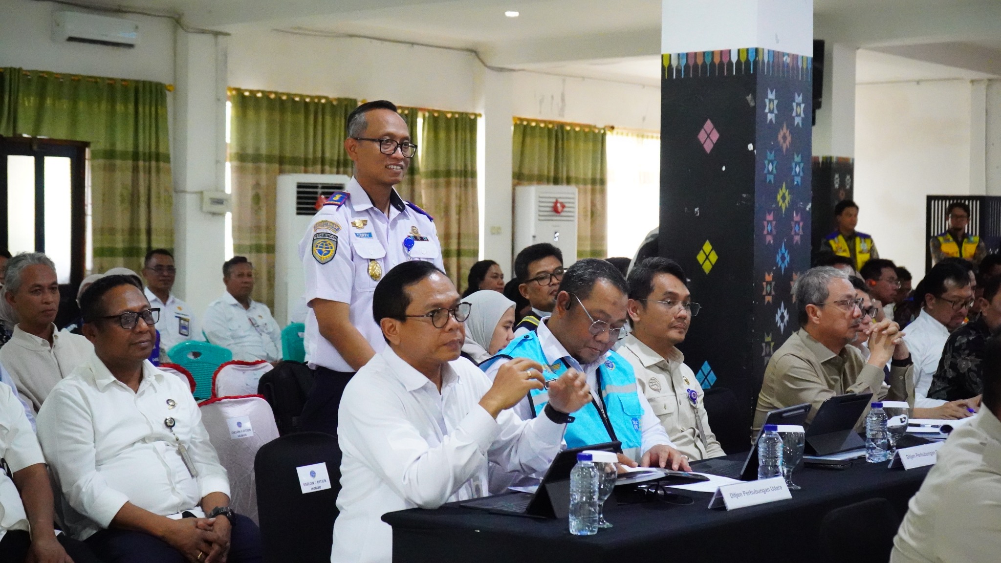 TINJAU INFRASTRUKTUR PASCABENCANA DI NTT, KOMISI V DPR RI TIBA DI BANDARA KOMODO