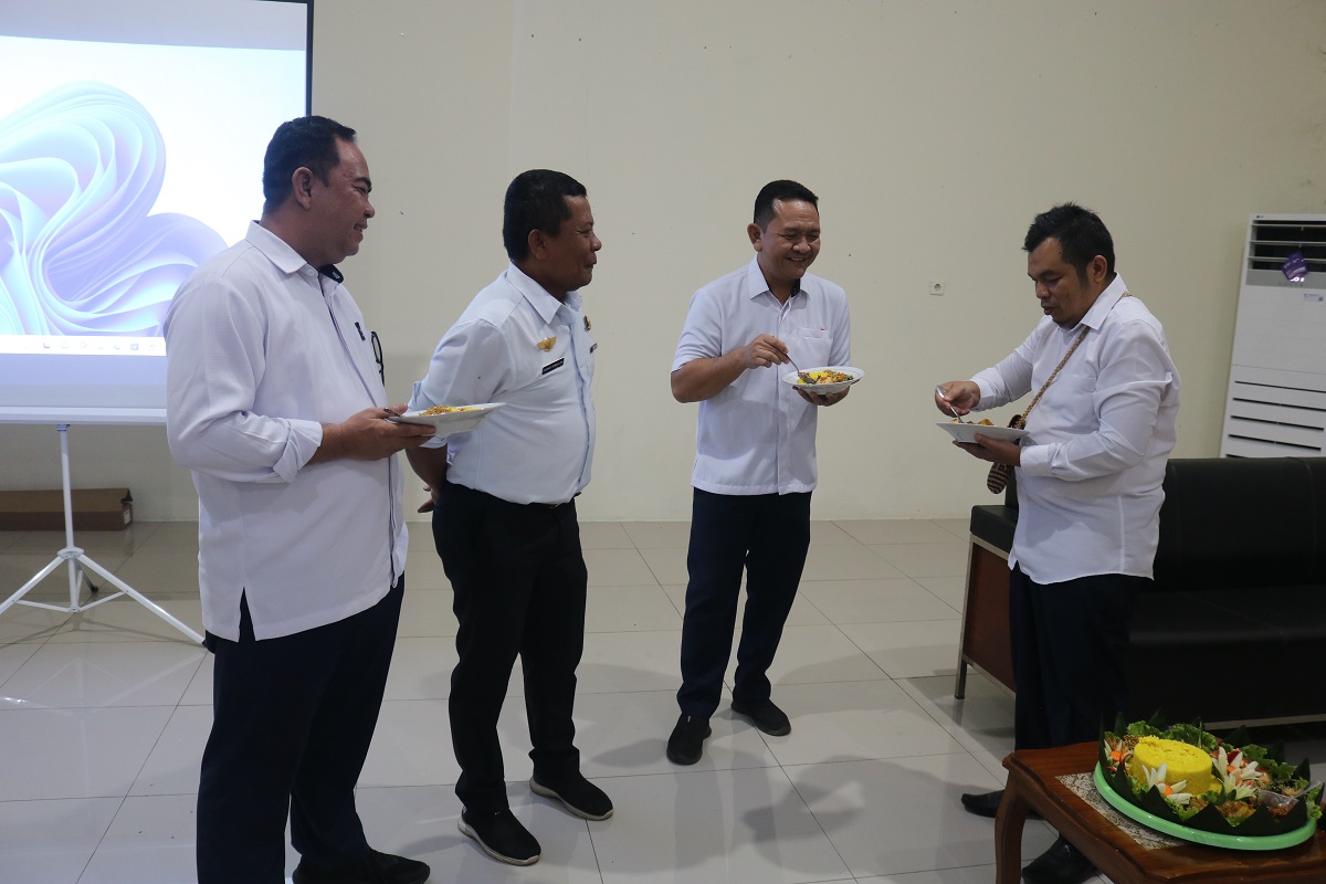 Gambar Berita dengan Judul Potong Tumpeng Syukuran Hari Perhubungan Nasional Tahun 2026 di Kantor UPBU Kelas III Kuala Kurun