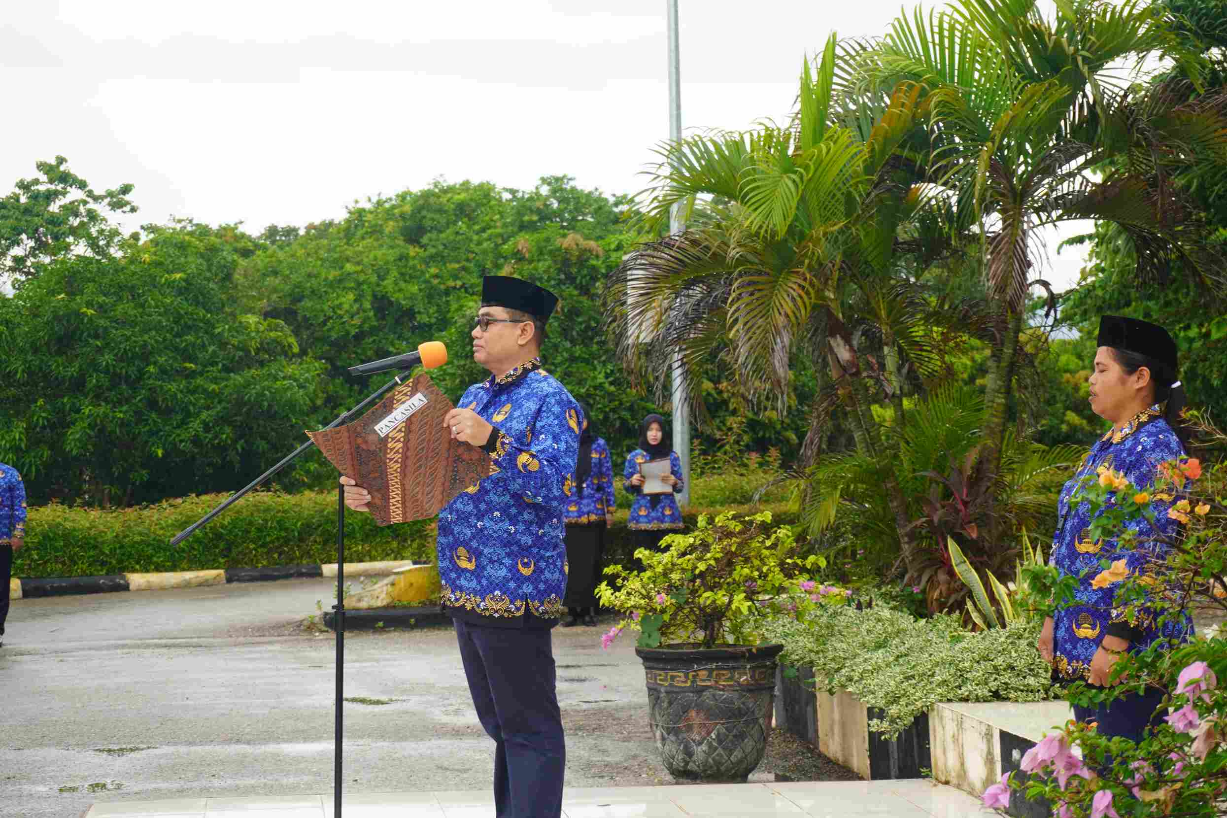 Gambar berita dengan judul Bandara Lede Kalumbang Gelar Upacara Hari Kesadaran Nasional dan Penyerahan SK Kenaikan Pangkat serta Pengangkatan CPNS menjadi PNS