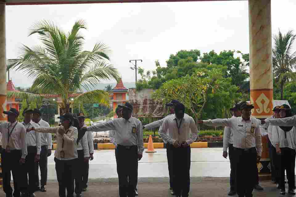 Gambar Berita dengan Judul Pelaksanaan Upacara Bendera Hari Ibu Tahun 2025 di UPBU Kelas II Lede Kalumbang