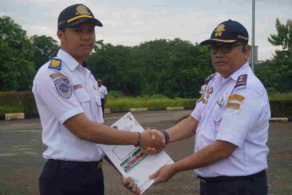 Pelaksanaan Upacara Hari Senin dan Penyerahan Surat Keputusan Kenaikan Pangkat Pegawai