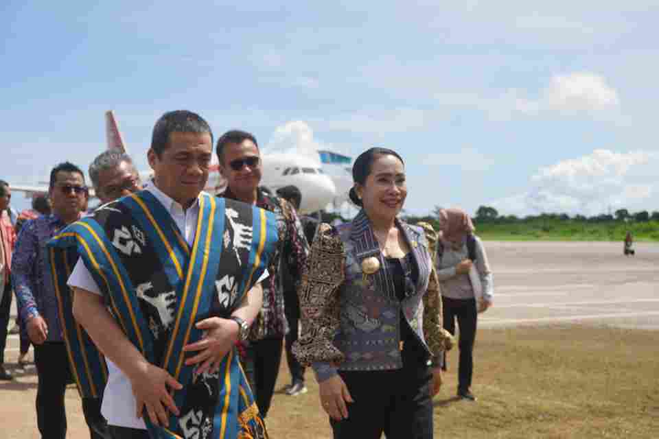 Penyambutan Kedatangan Wakil Menteri Desa dan PDT RI di Bandar Udara Lede Kalumbang