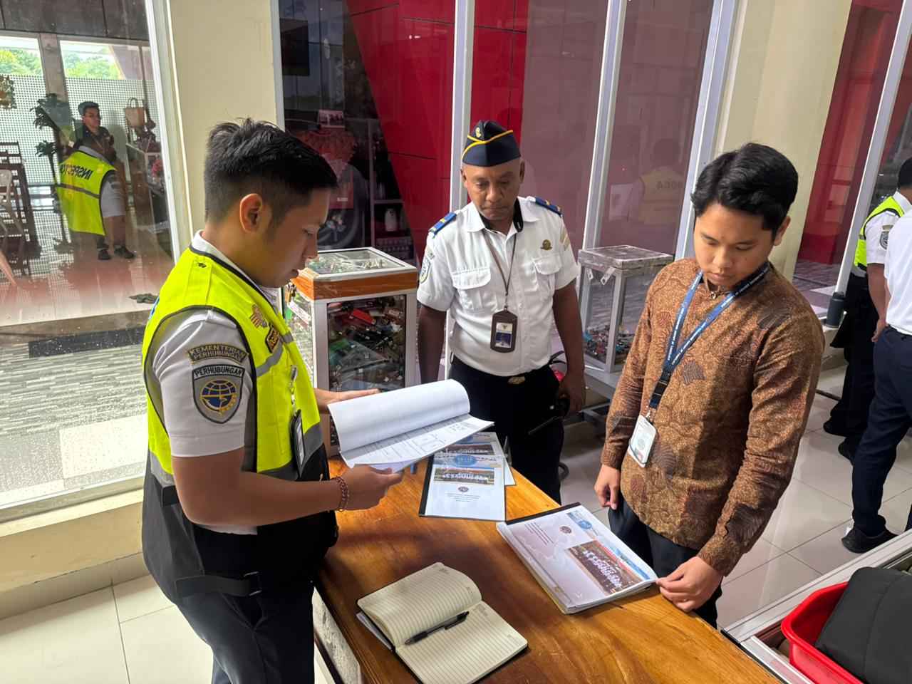 Gambar Berita dengan Judul Inspeksi Kesiapan Angkutan Lebaran Terpadu Tahun 2026 di Bandar Udara Lede Kalumbang