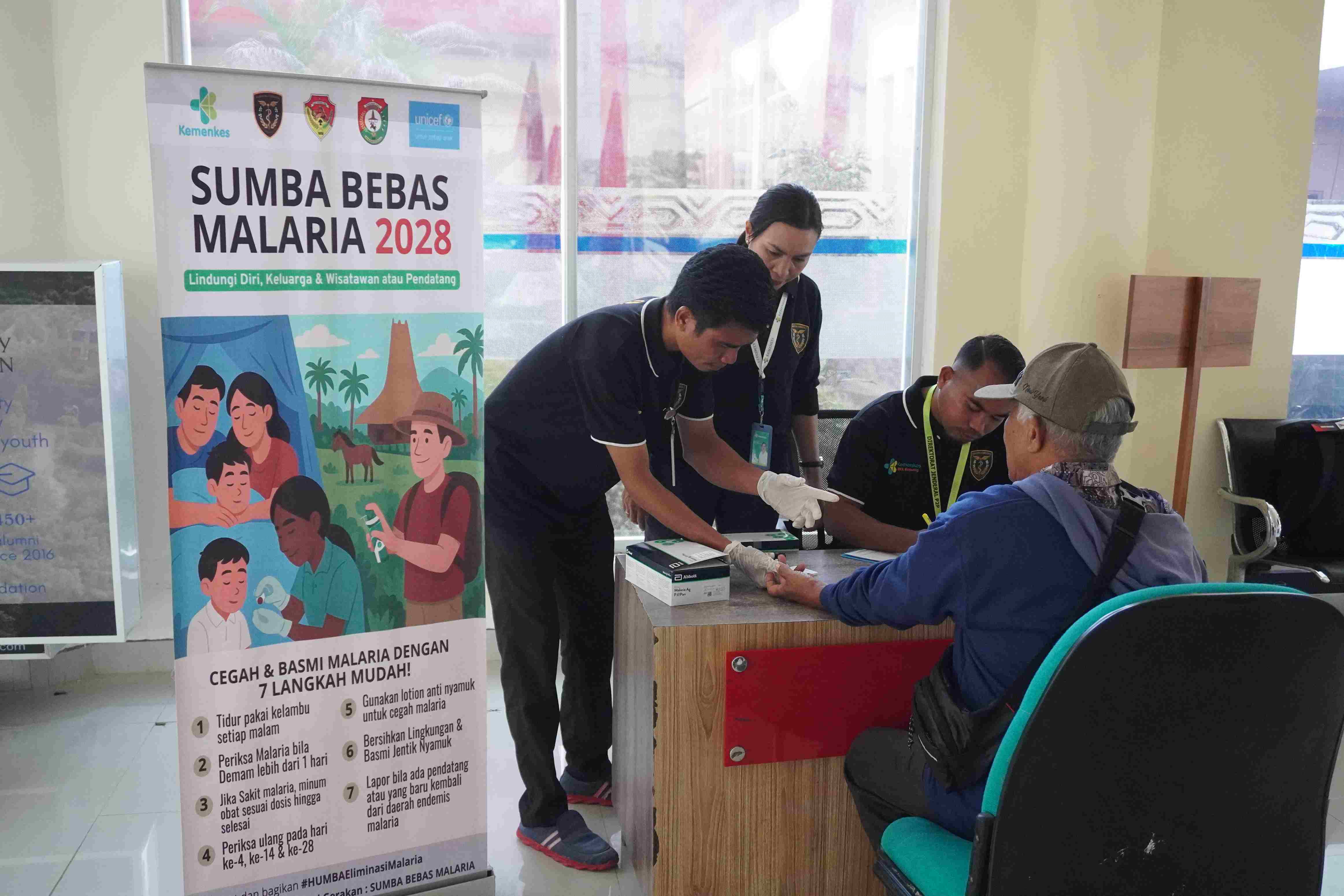 Gambar Berita dengan Judul Pelaksanaan Pemeriksaan Malaria terhadap Penumpang Pesawat Rute Kupang di Terminal Kedatangan Bandar Udara Lede Kalumbang