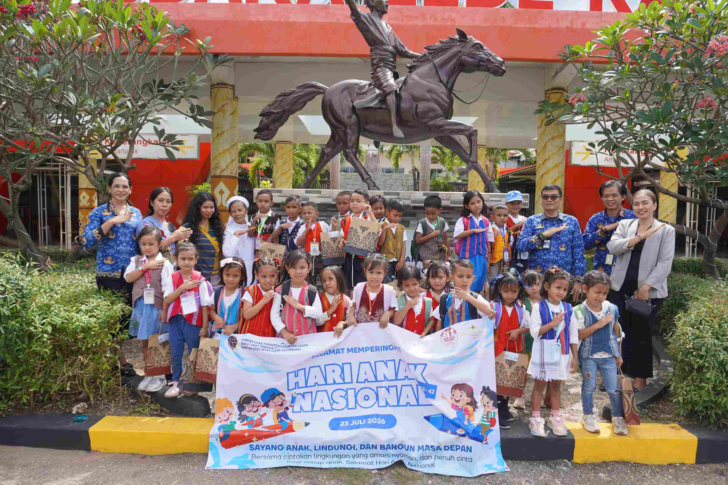 Dalam Rangka Memperingati Hari Anak Nasional, Bandara Lede Kalumbang Selenggarakan Kunjungan Edukasi dengan Mengundang TK Santa Theresia Tunas Harapan