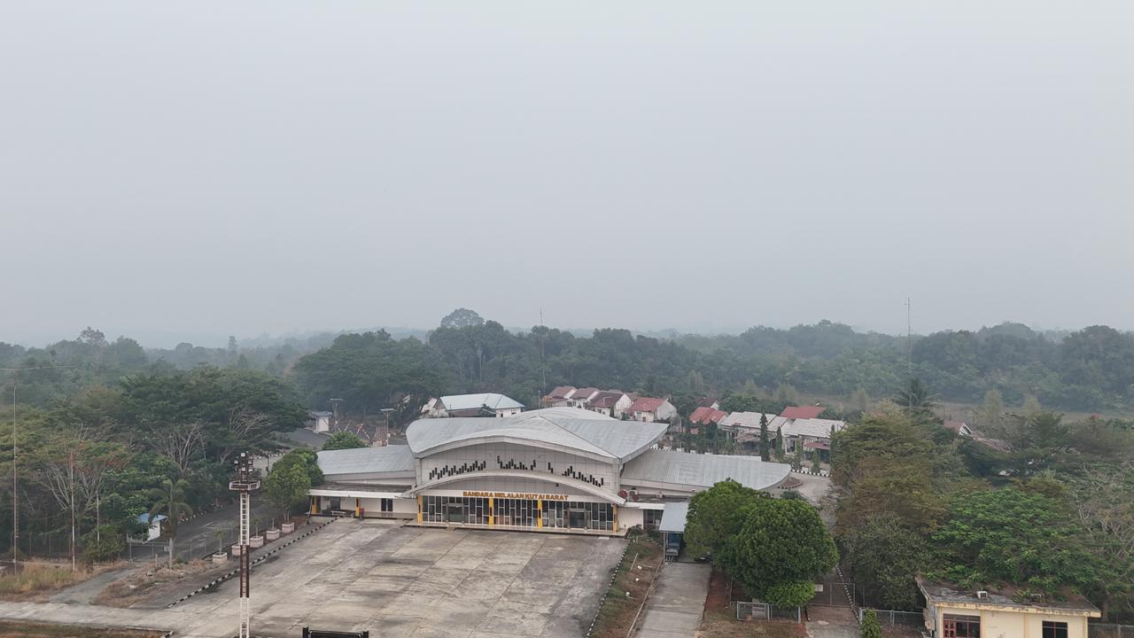 Kabut Asap Karhutla Berdampak pada Operasional Penerbangan di Bandara Melalan Melak