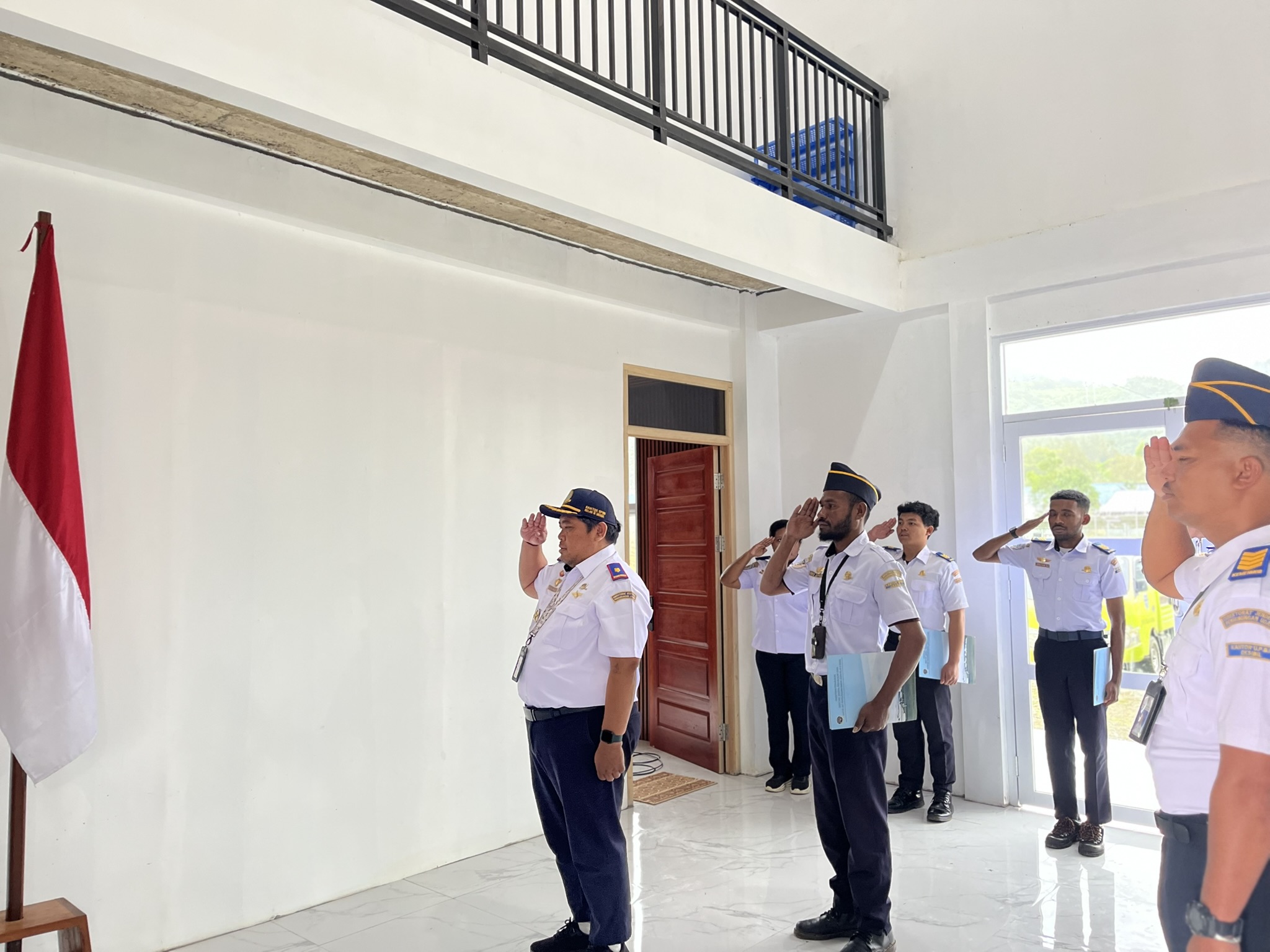 Gambar Berita dengan Judul UPBU Kelas III Oksibil Gelar Upacara Harhubnas ke-55 Tahun 2026 dengan Khidmat di Tengah Keterbatasan Cuaca dan Keamanan