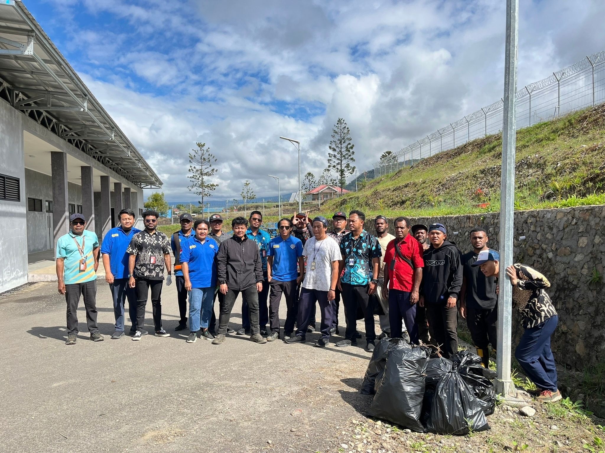 Gambar Berita dengan Judul Sambut Harhubnas ke-55 Tahun 2026, UPBU Oksibil Gelar Kurvey dan Bersih-Bersih Area Bandar Udara