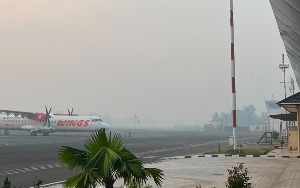 Gambar Berita dengan Judul Jarak Pandang Terbatas Mengakibatkan Gangguan Operasional Penerbangan di Bandara Rahadi Osman-Ketapang