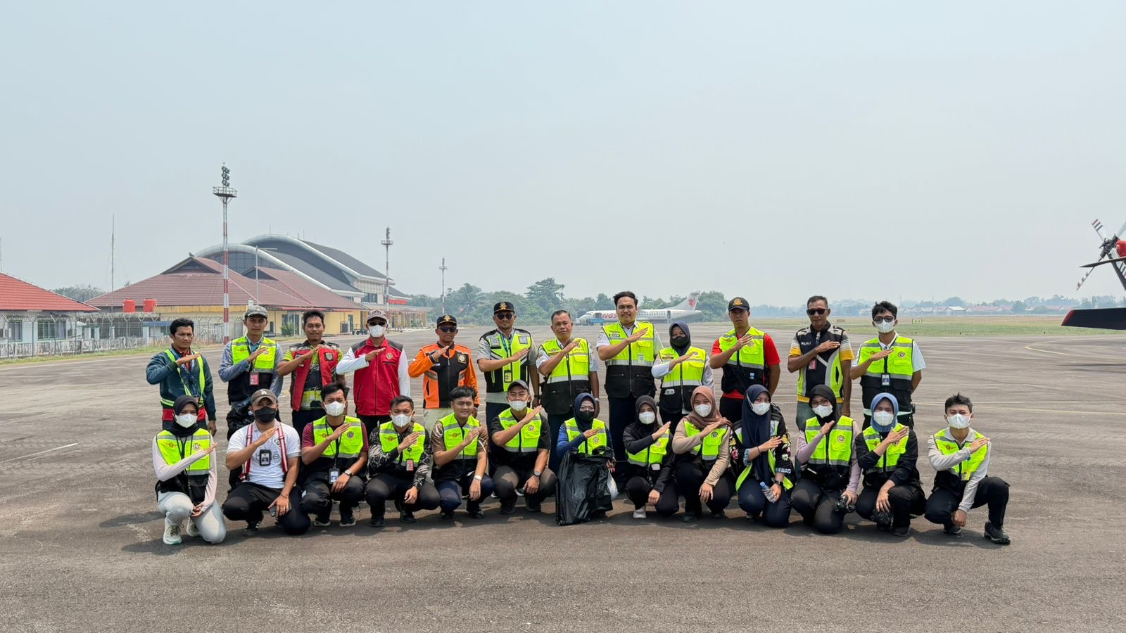 Tingkatkan Keselamatan Penerbangan, Bandara Rahadi Osman dan Otban Wilayah I Gelar Safety Campaign & FOD Walk