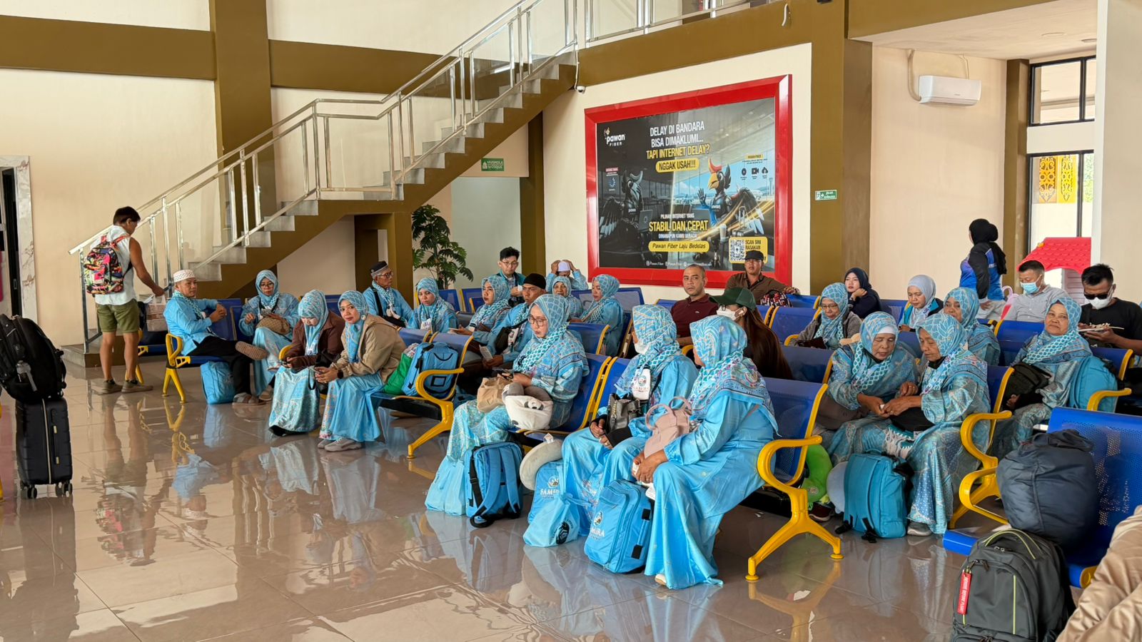 Jemaah Umroh Berangkat dari Bandara Rahadi Osman, Antusias Menuju Tanah Suci