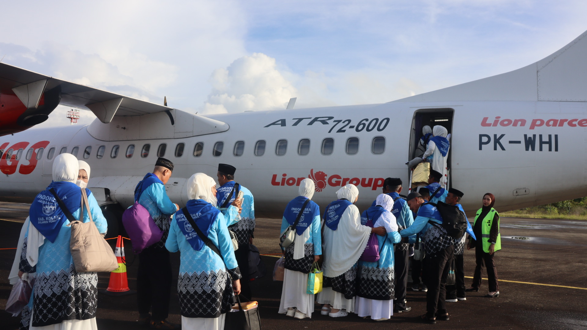 Gambar Berita dengan Judul Puncak Keberangkatan Jemaah Haji Kolaka: Bandara Sangia Nibandera Sukses Fasilitasi 6 Penerbangan Carter