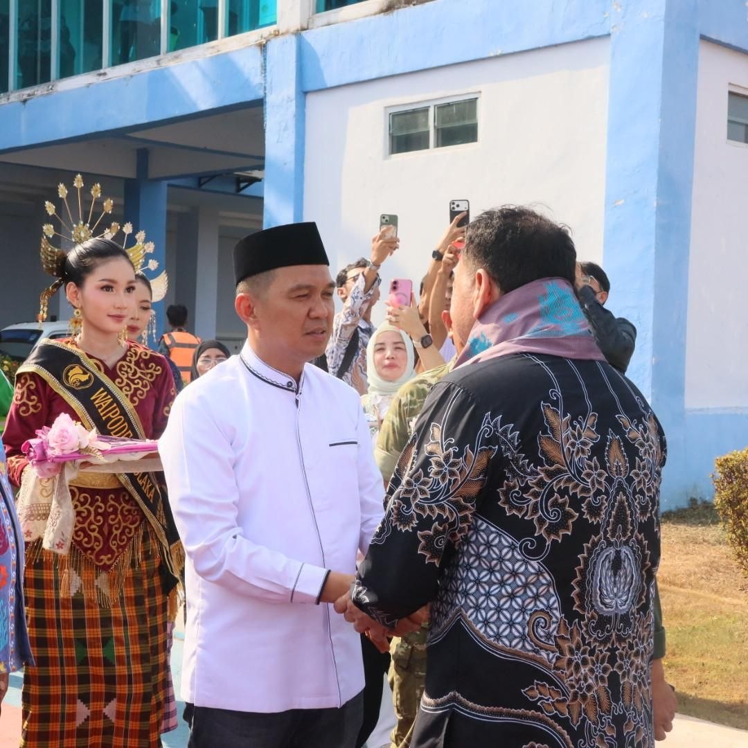 Bupati Kolaka menyambut kedatangan Vice President Sriwijaya Air, Capt. Freman Fang bersama rombongan.