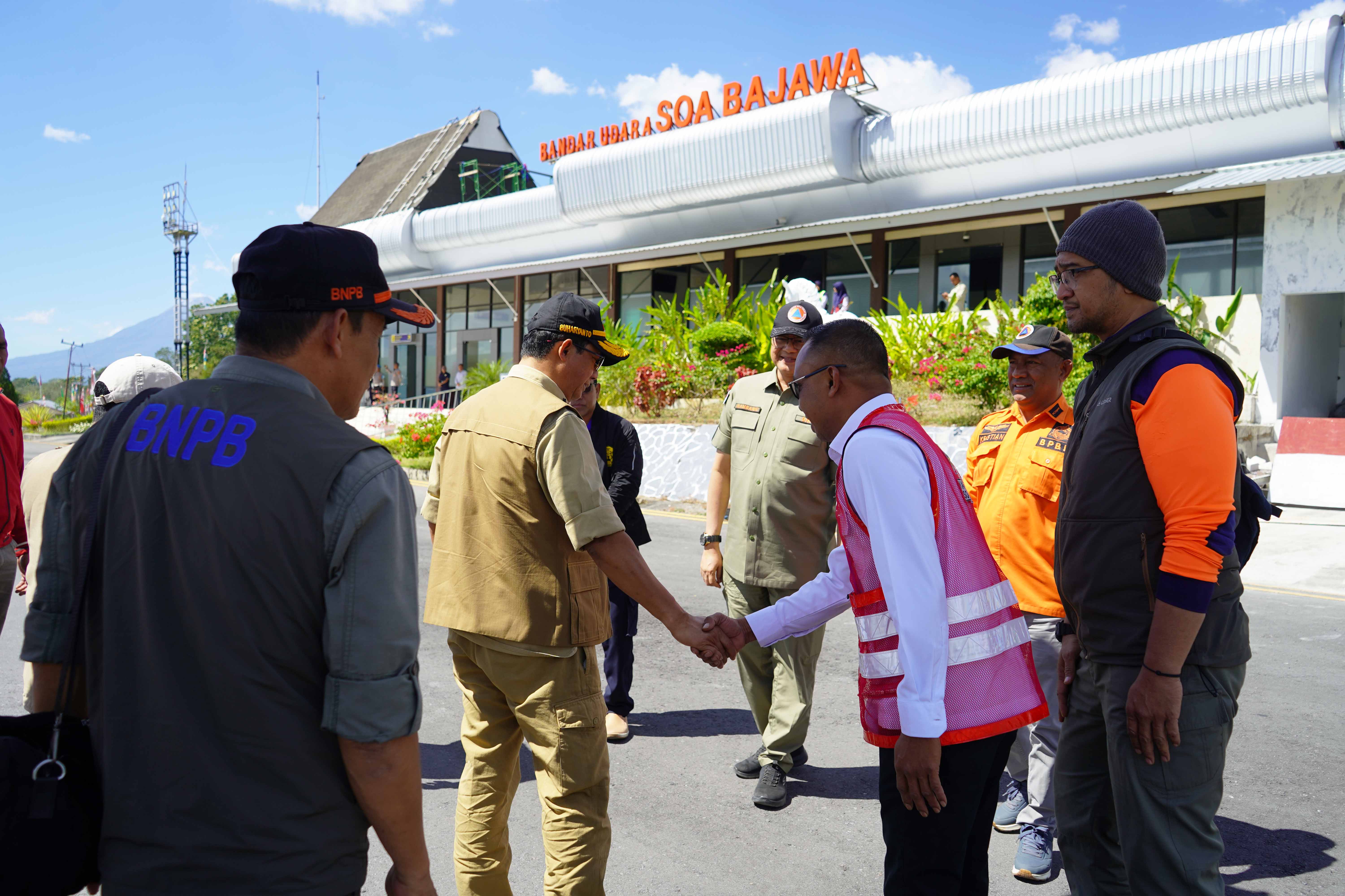 Kepala BNPB Tiba di Bandara Soa-Bajawa, Salurkan Bantuan untuk Masyarakat Terdampak Gempa di Ngada dan Nagekeo