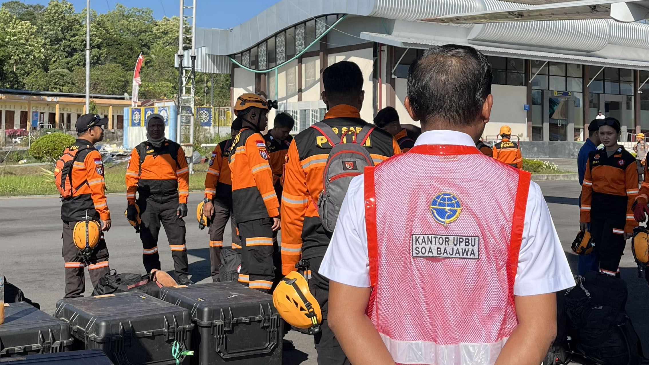 21 Personel SAR dan 10 Anjing K9 Tiba di Bandara Soa-Bajawa, Dukung Pencarian Korban Gempa