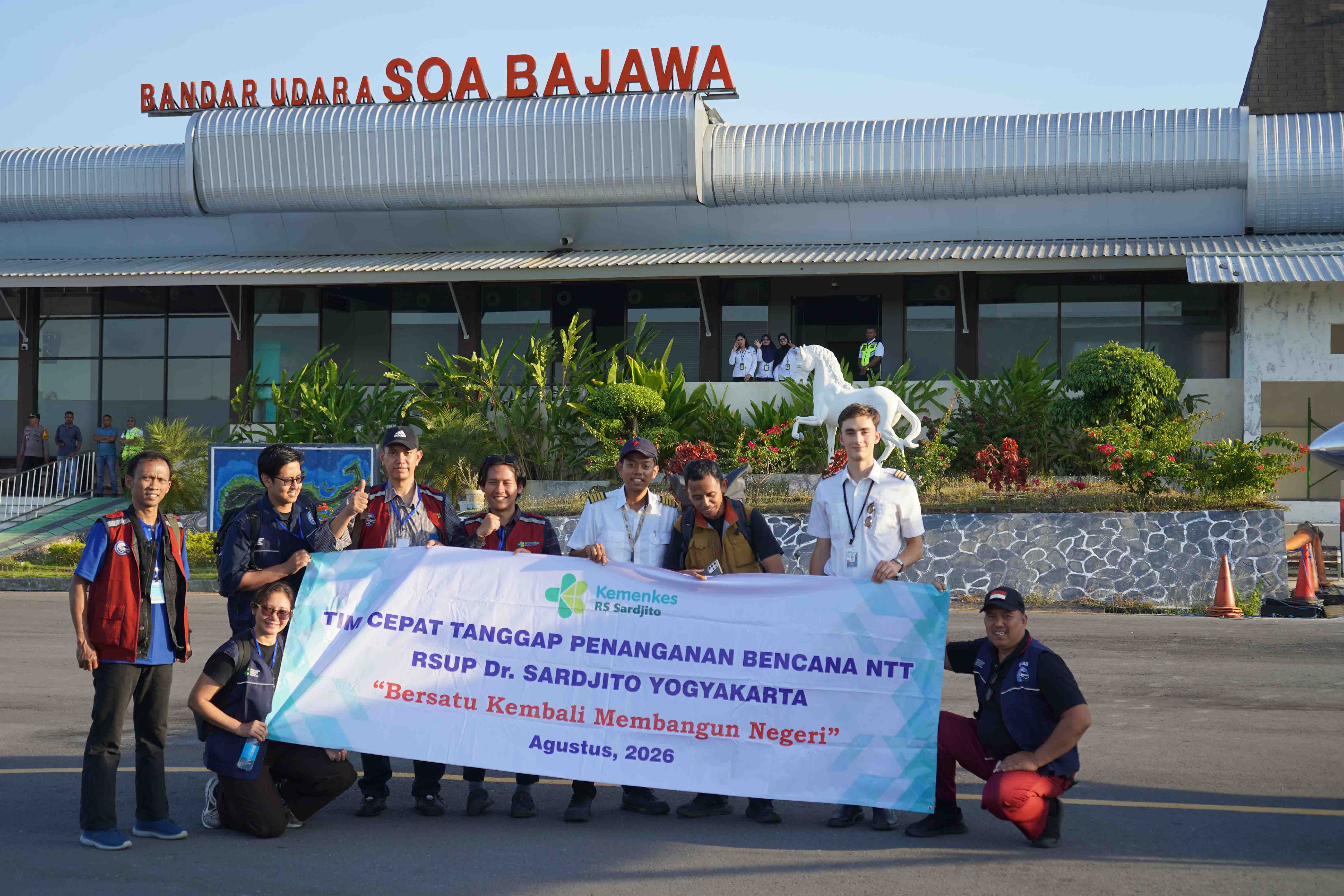 Tim Cepat Tanggap RSUP Sardjito Tiba di Bandara Soa-Bajawa, Bantu Penanganan Kesehatan Pascagempa Flores