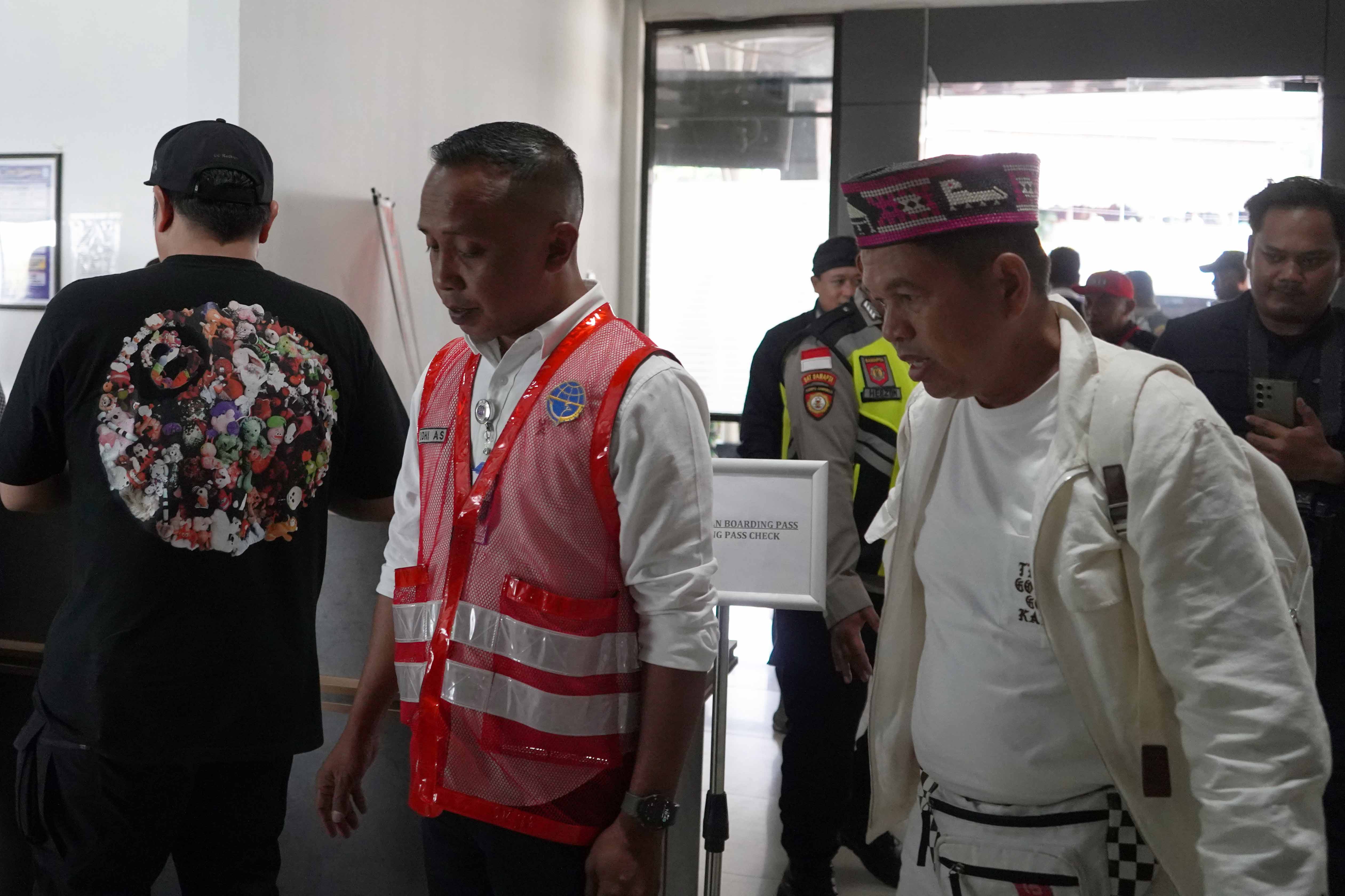 Gubernur Jawa Barat Dedi Mulyadi Tiba di Bandara Soa-Bajawa, Tinjau Dampak Gempa dan Salurkan Bantuan Pribadi