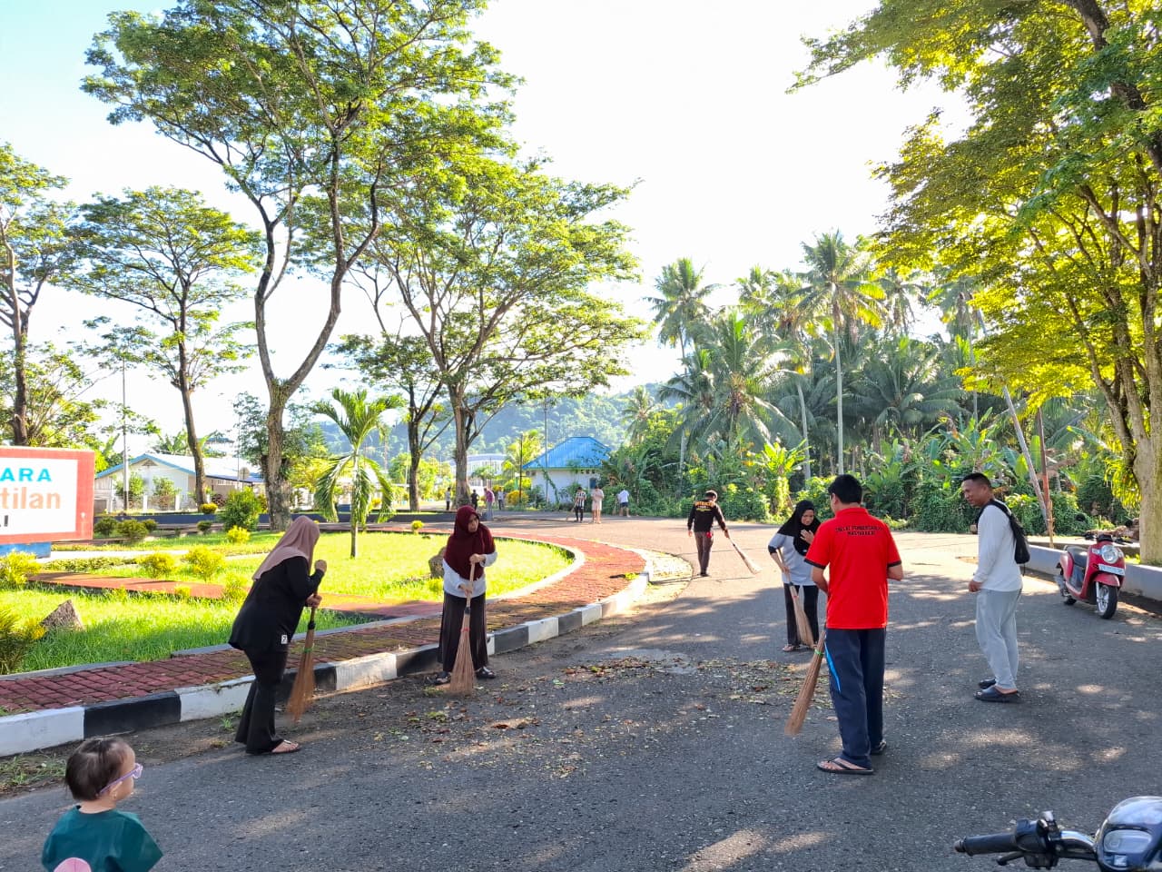 Kerja Bakti Bersama dalam Meningkatkan Kebersihan Lingkungan Bandara Sultan Bantilan