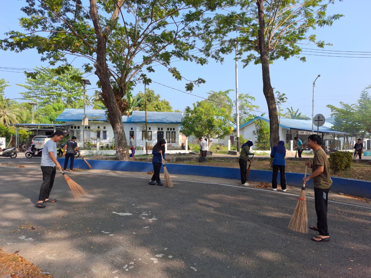 Gambar Berita dengan Judul Menjaga Wajah Kota: Aksi Kerja Bakti Rutin Setiap Selasa di Tugu Selamat Datang Bandara Sultan Bantilan