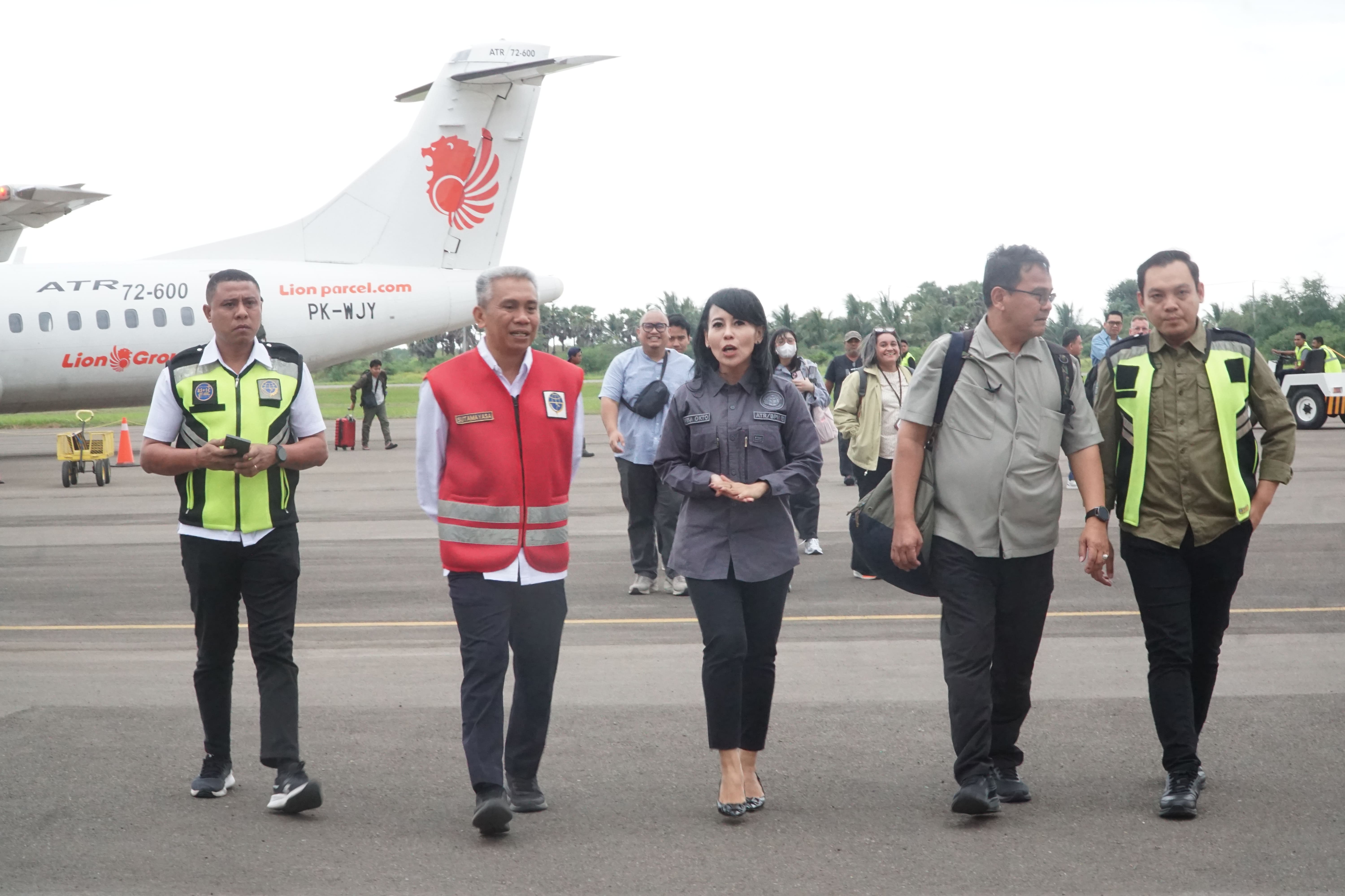 Gambar Berita dengan Judul Bandar Udara Umbu Mehang Kunda Waingapu menyambut kedatangan Staf Khusus Menteri Agraria dan Tata Ruang/Badan Pertanahan Nasional (ATR/BPN)