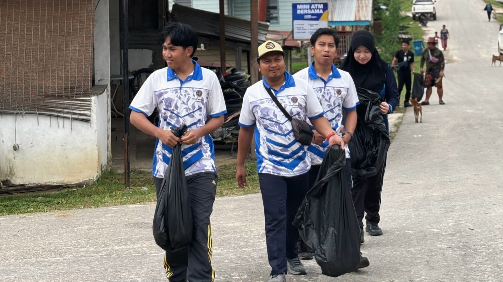 Gambar Berita dengan Judul Gotong Royong Bersama Masyarakat Desa Liang Butan, Wujud Kepedulian Terhadap Kebersihan Lingkungan