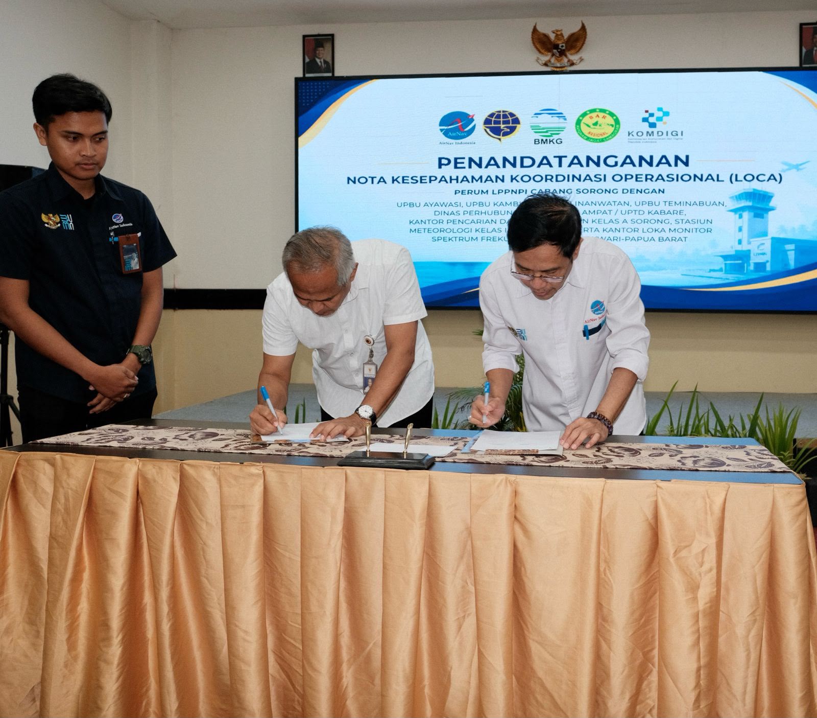 Penandatanganan Nota Kesepahaman Koordinasi Operasional (LOCA) antara UPBU Kelas III Ayawasi dan Perum LPPNPI Cabang Sorong - Foto 3