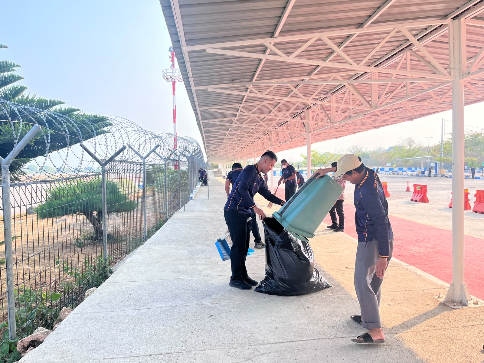 KEGIATAN GERAK BERSIH BANDARA BETOAMBARI - Foto 4