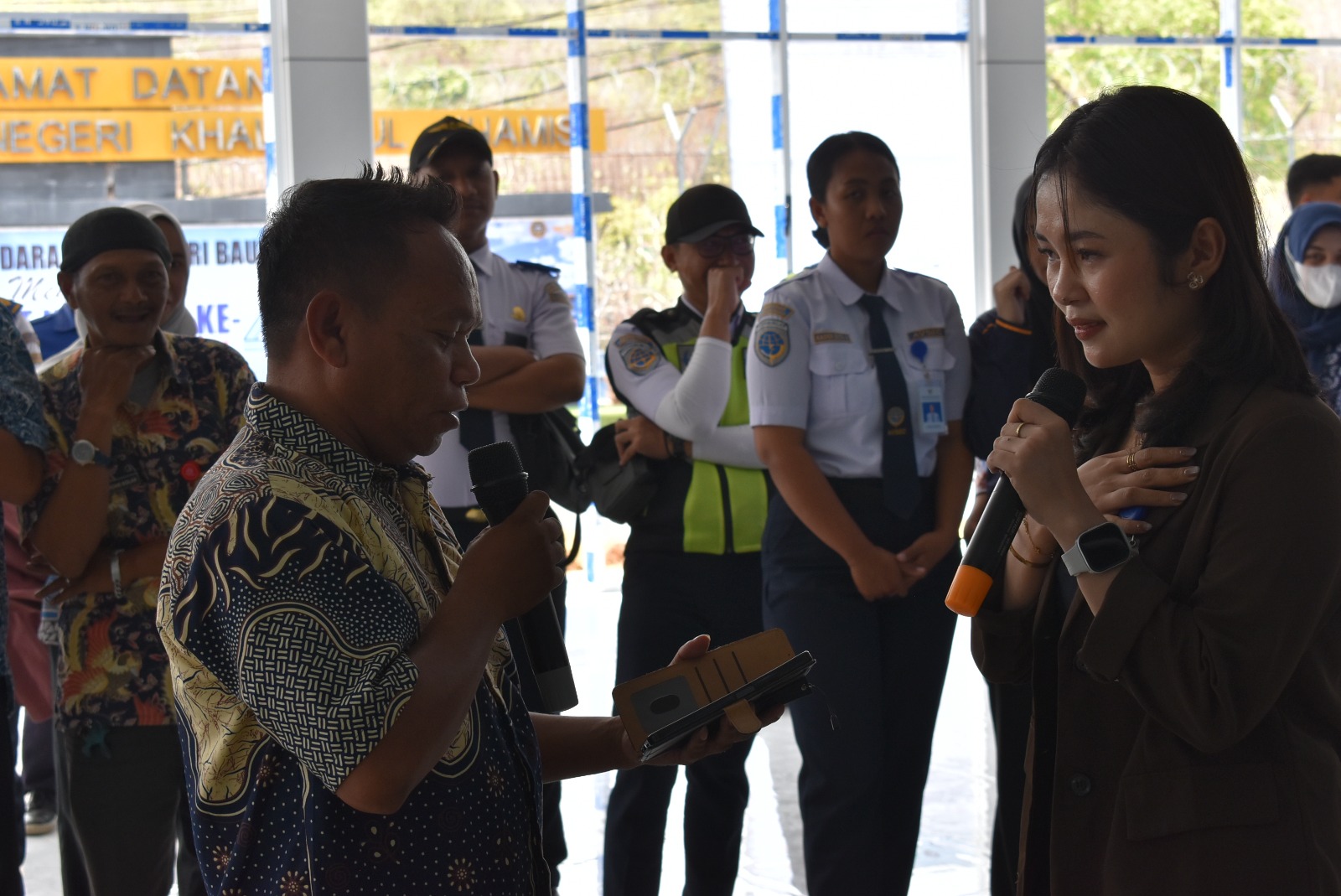 SAFETY CAMPAIGN PETUGAS BANDARA DI TERMINAL - Foto 1