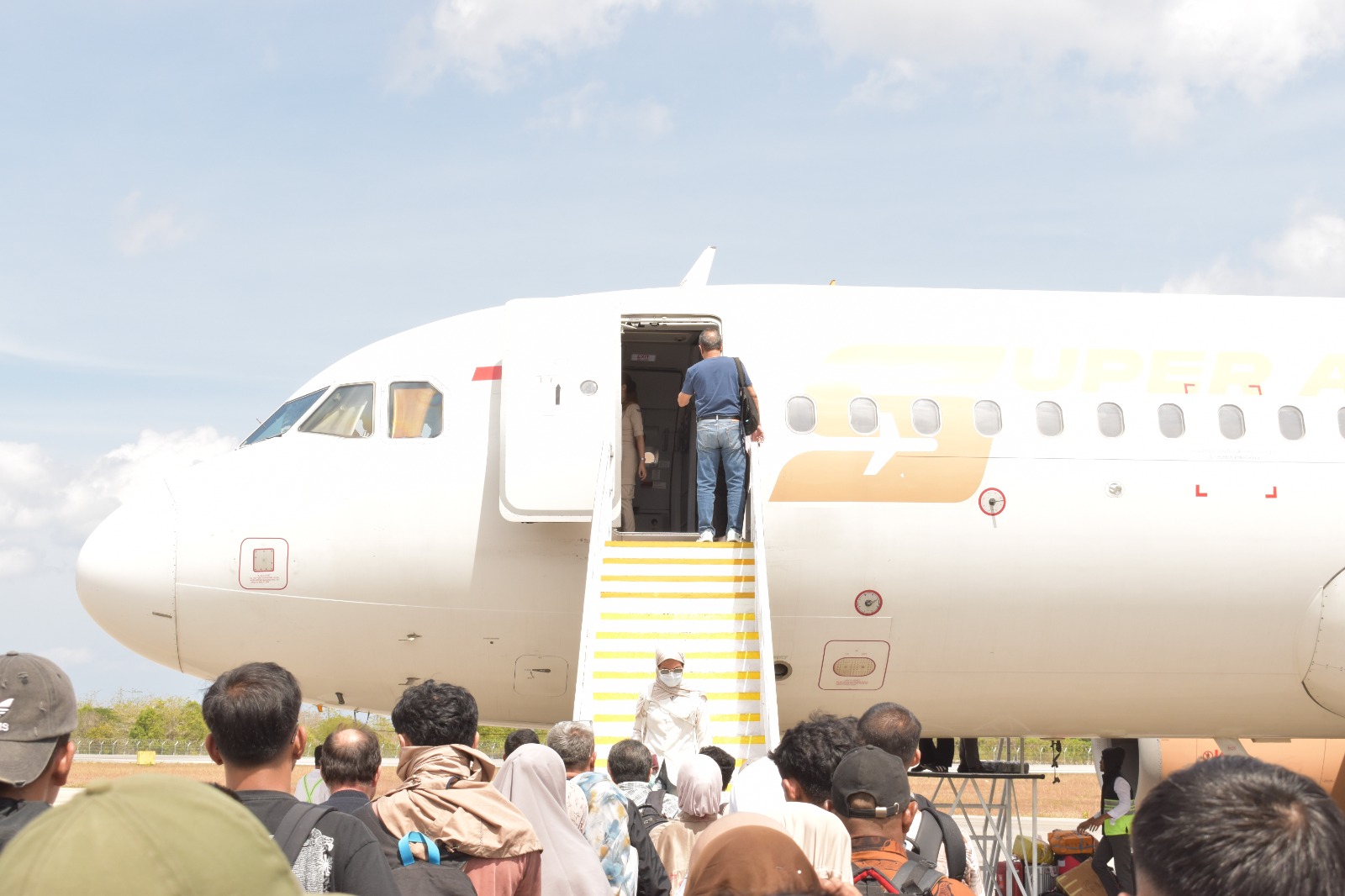 KEGIATAN PENERBANGAN BANDARA BETOAMBARI - Foto 6