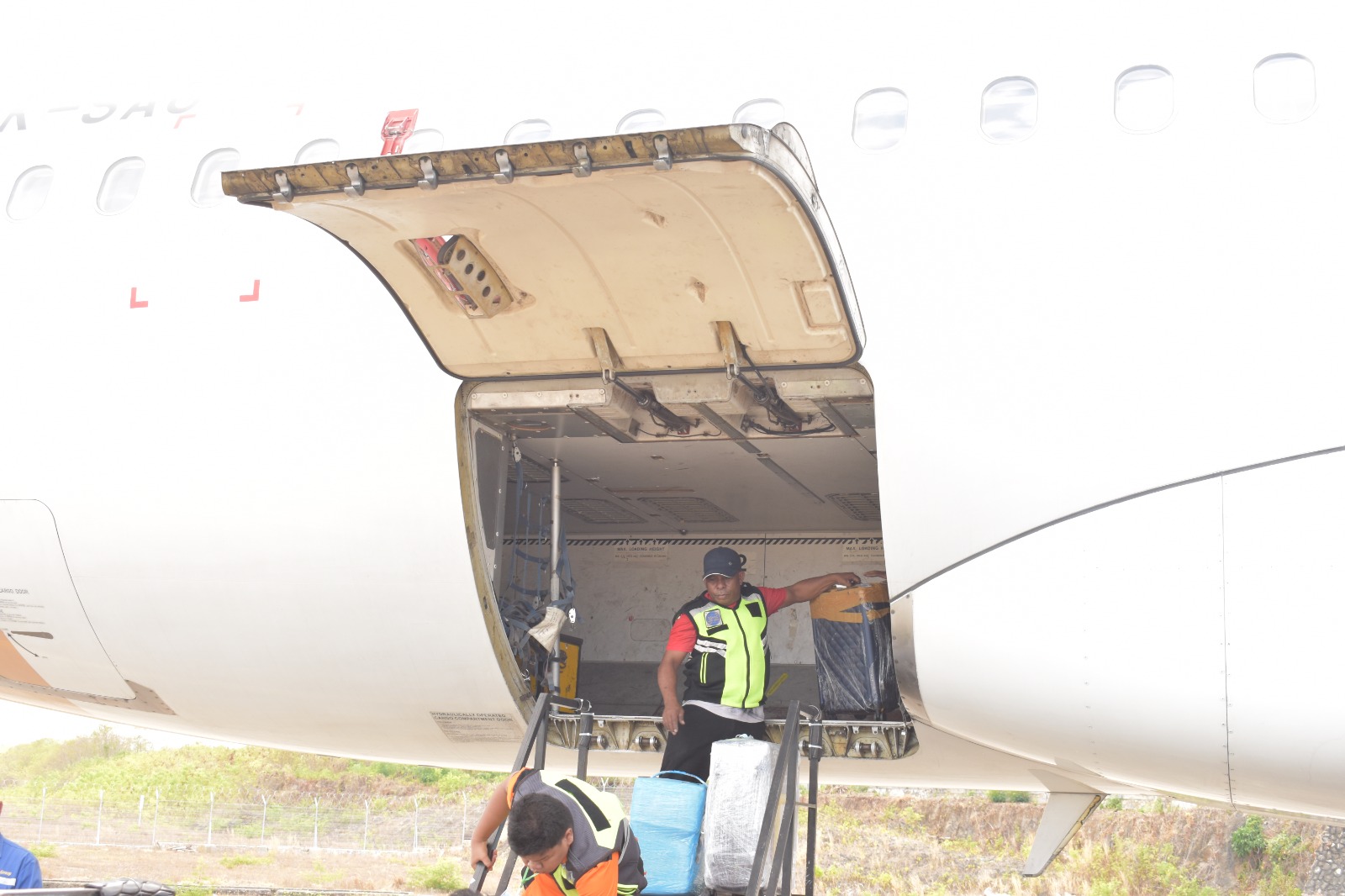 KEGIATAN PENERBANGAN BANDARA BETOAMBARI - Foto 1