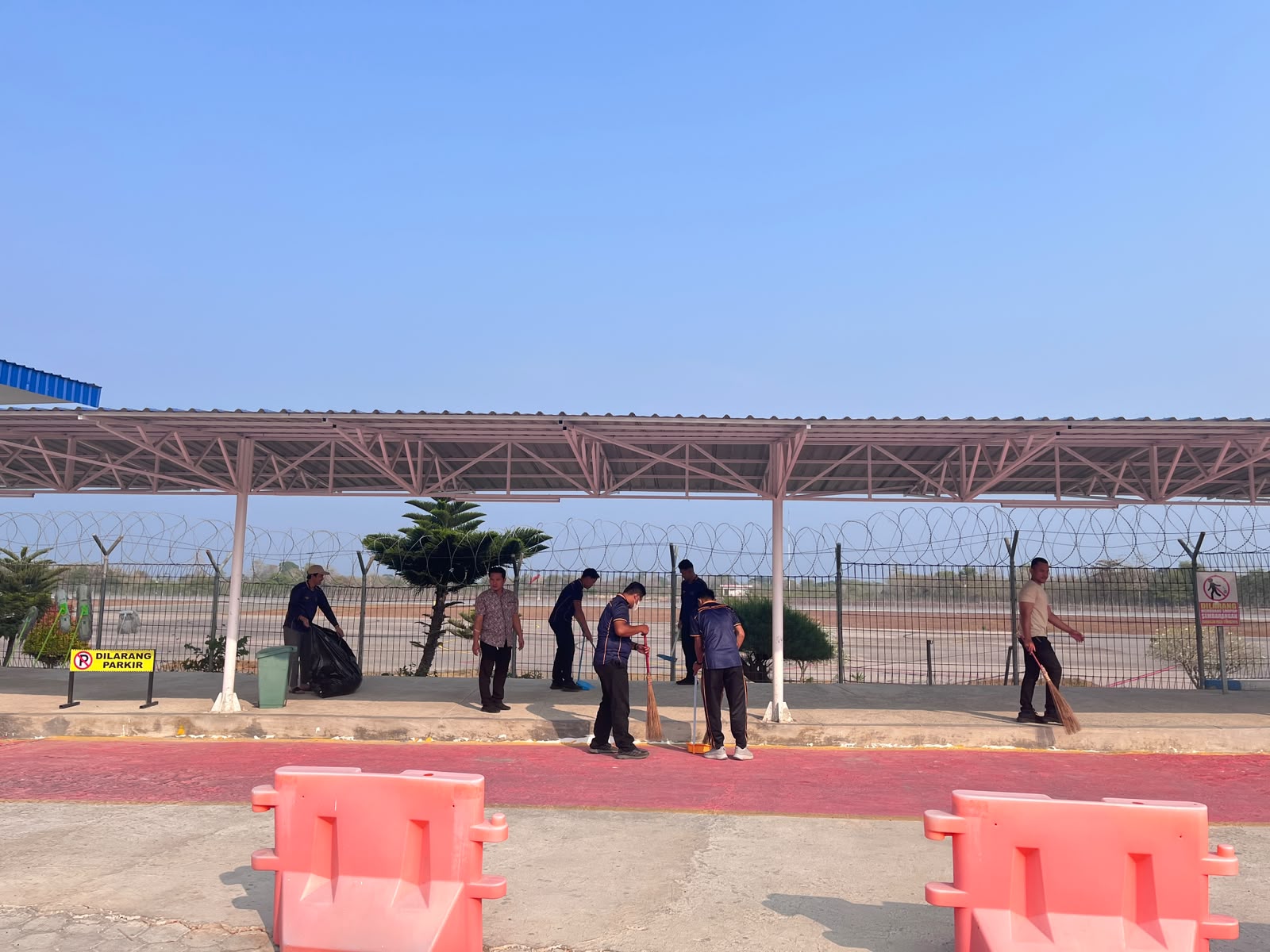 KEGIATAN GERAK BERSIH BANDARA BETOAMBARI - Foto 6