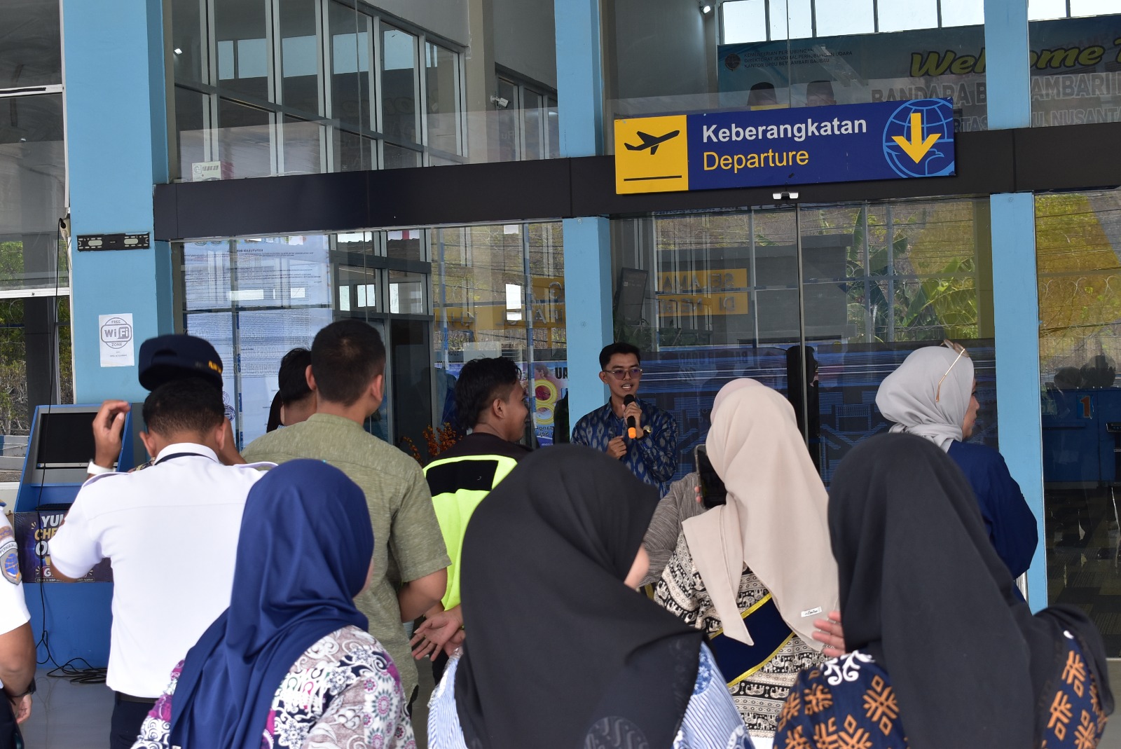 SAFETY CAMPAIGN PETUGAS BANDARA DI TERMINAL - Foto 5