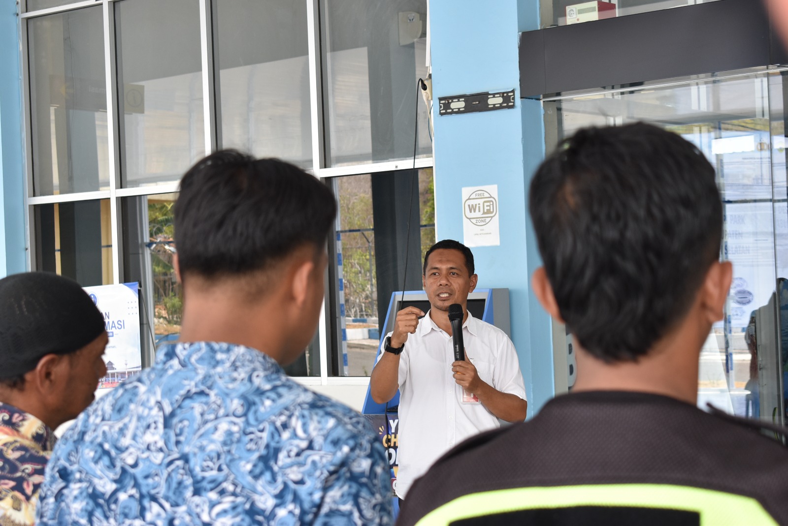 SAFETY CAMPAIGN PETUGAS BANDARA DI TERMINAL - Foto 7