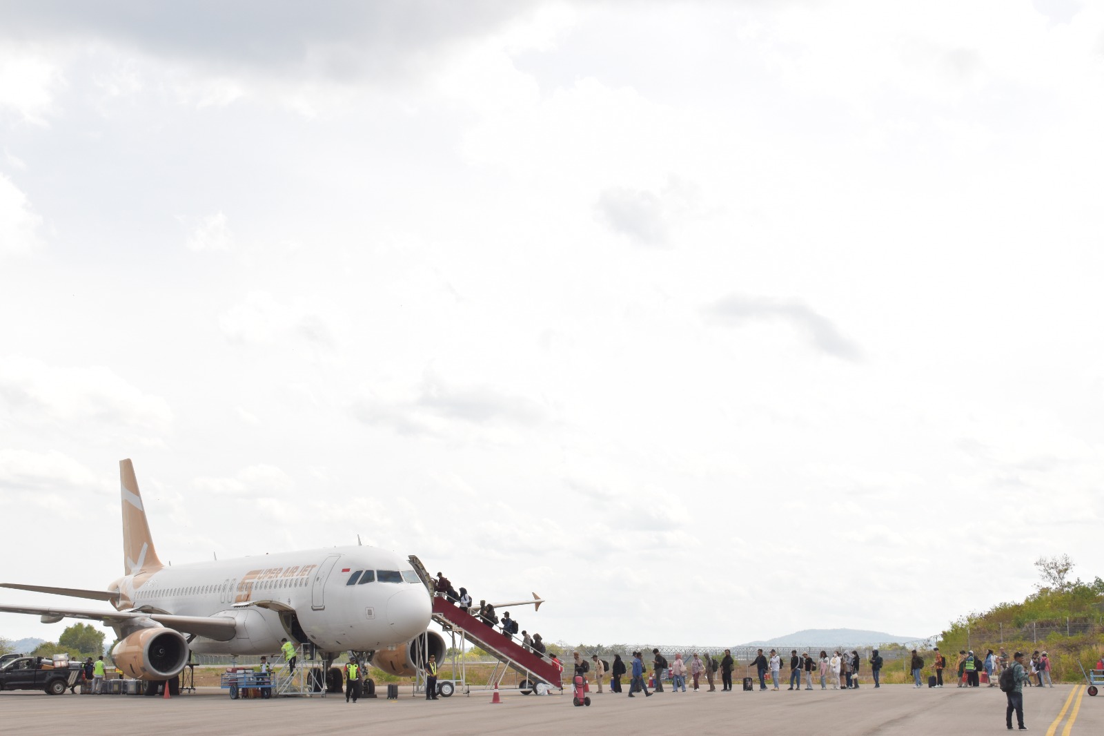 KEGIATAN PENERBANGAN BANDARA BETOAMBARI - Foto 3