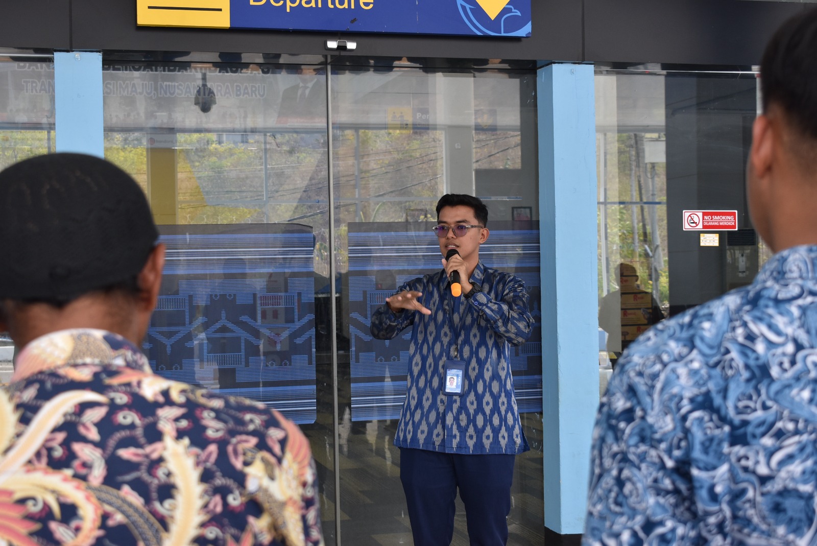 SAFETY CAMPAIGN PETUGAS BANDARA DI TERMINAL - Foto 2