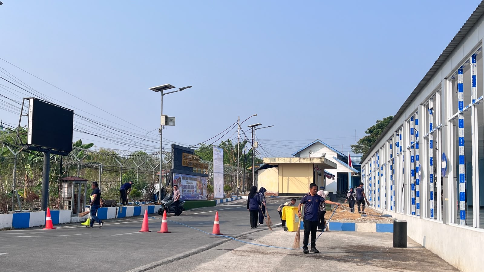KEGIATAN GERAK BERSIH BANDARA BETOAMBARI - Foto 5