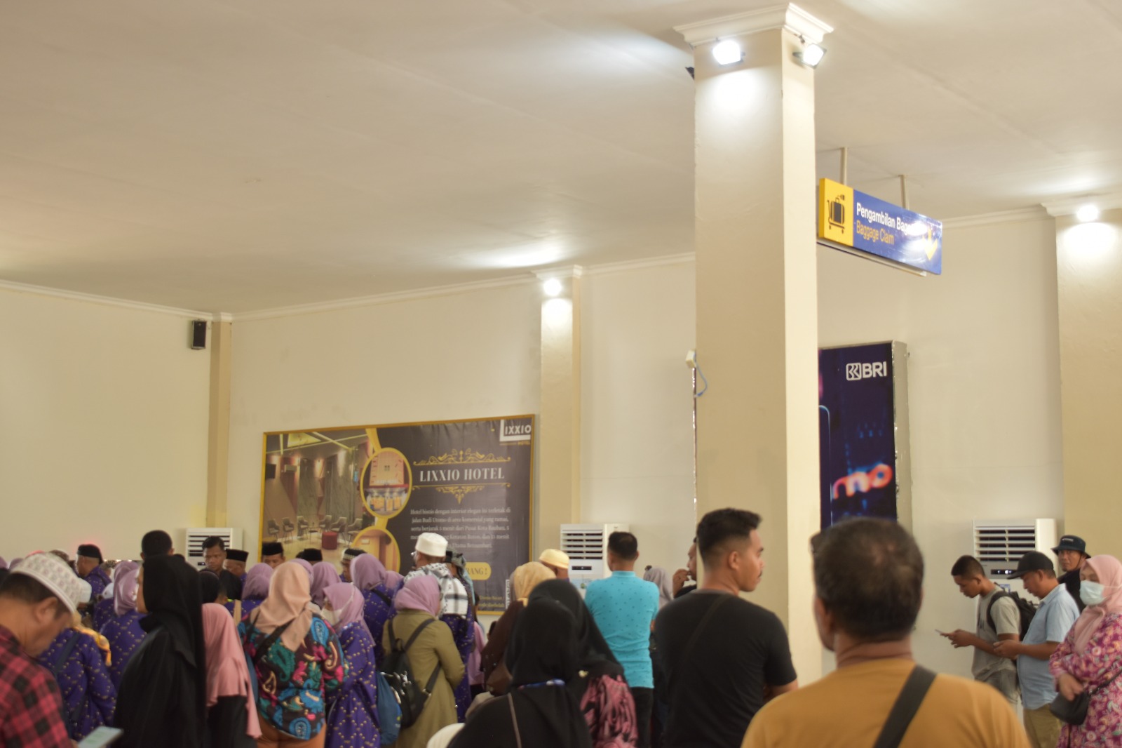 KEGIATAN PENERBANGAN BANDARA BETOAMBARI - Foto 7