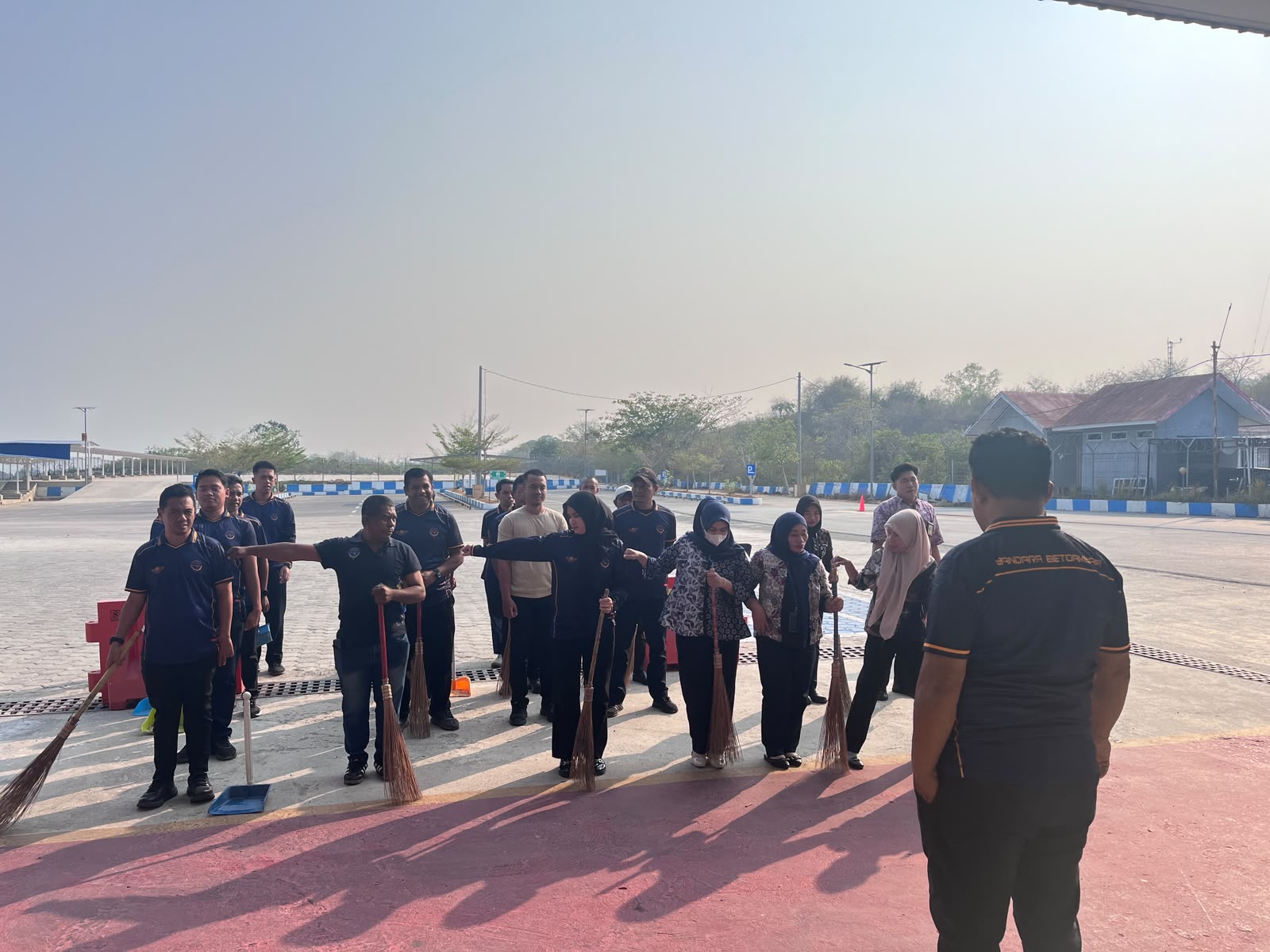 KEGIATAN GERAK BERSIH BANDARA BETOAMBARI - Foto 10