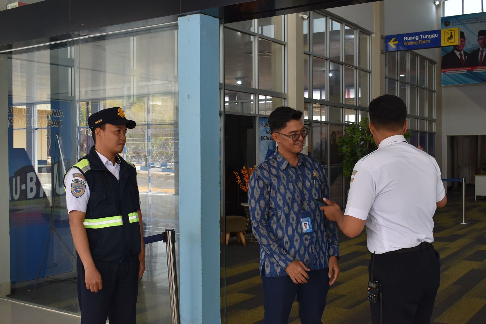 SAFETY CAMPAIGN PETUGAS BANDARA DI TERMINAL - Foto 3