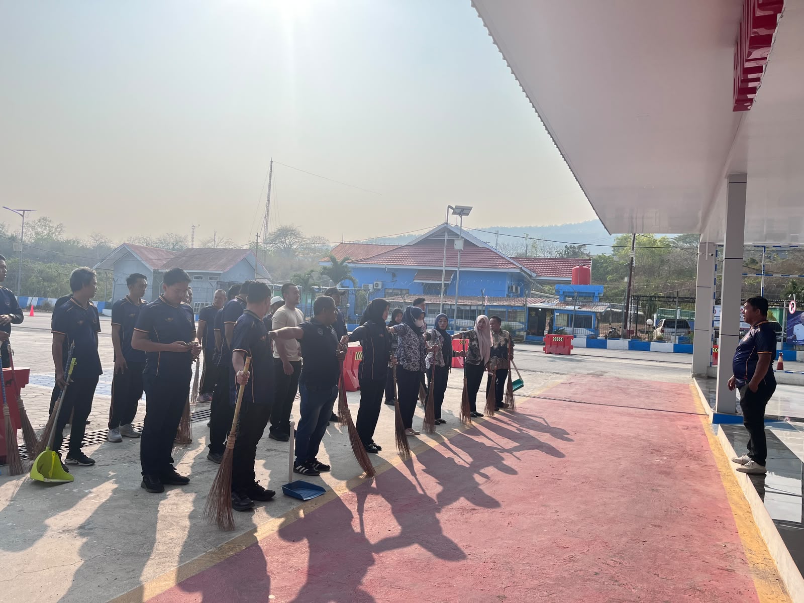KEGIATAN GERAK BERSIH BANDARA BETOAMBARI - Foto 1