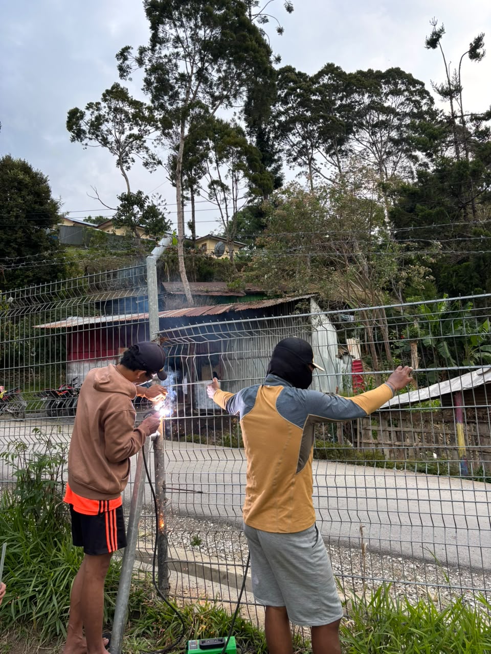 Pemeliharaan dan Perbaikan Perimeter Bandar Udara Karubaga - Foto 1