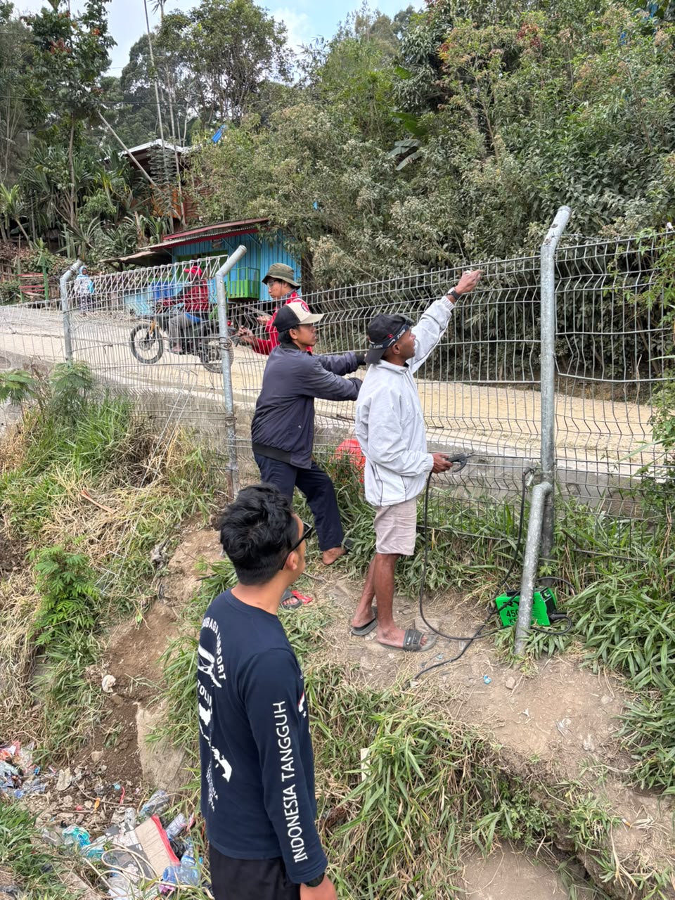 Pemeliharaan dan Perbaikan Perimeter Bandar Udara Karubaga - Foto 4