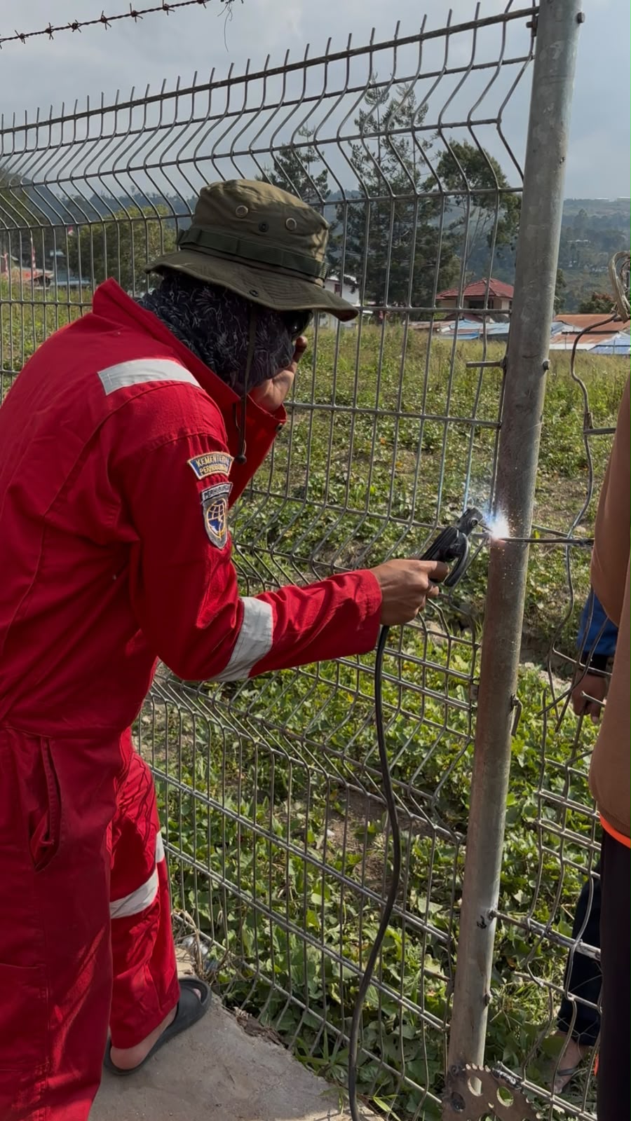Pemeliharaan dan Perbaikan Perimeter Bandar Udara Karubaga - Foto 2