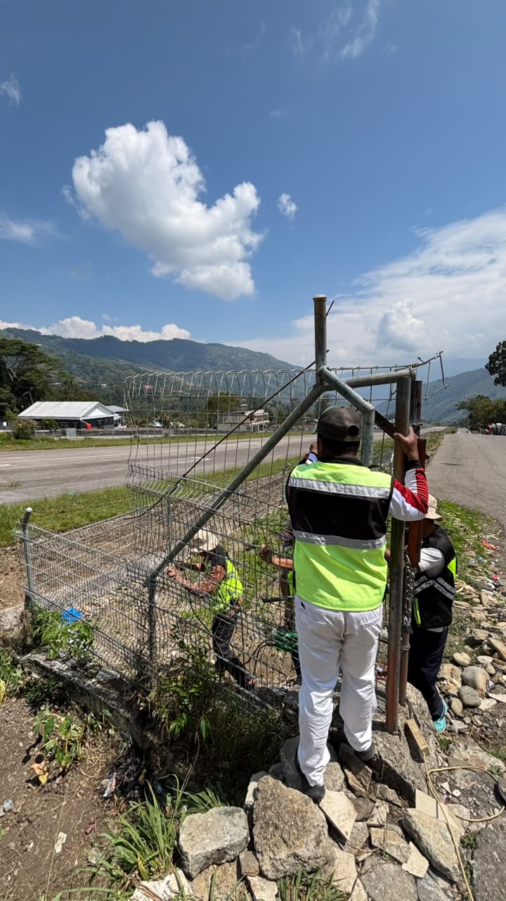 Pemeliharaan dan Perbaikan Perimeter Bandar Udara Karubaga - Foto 5