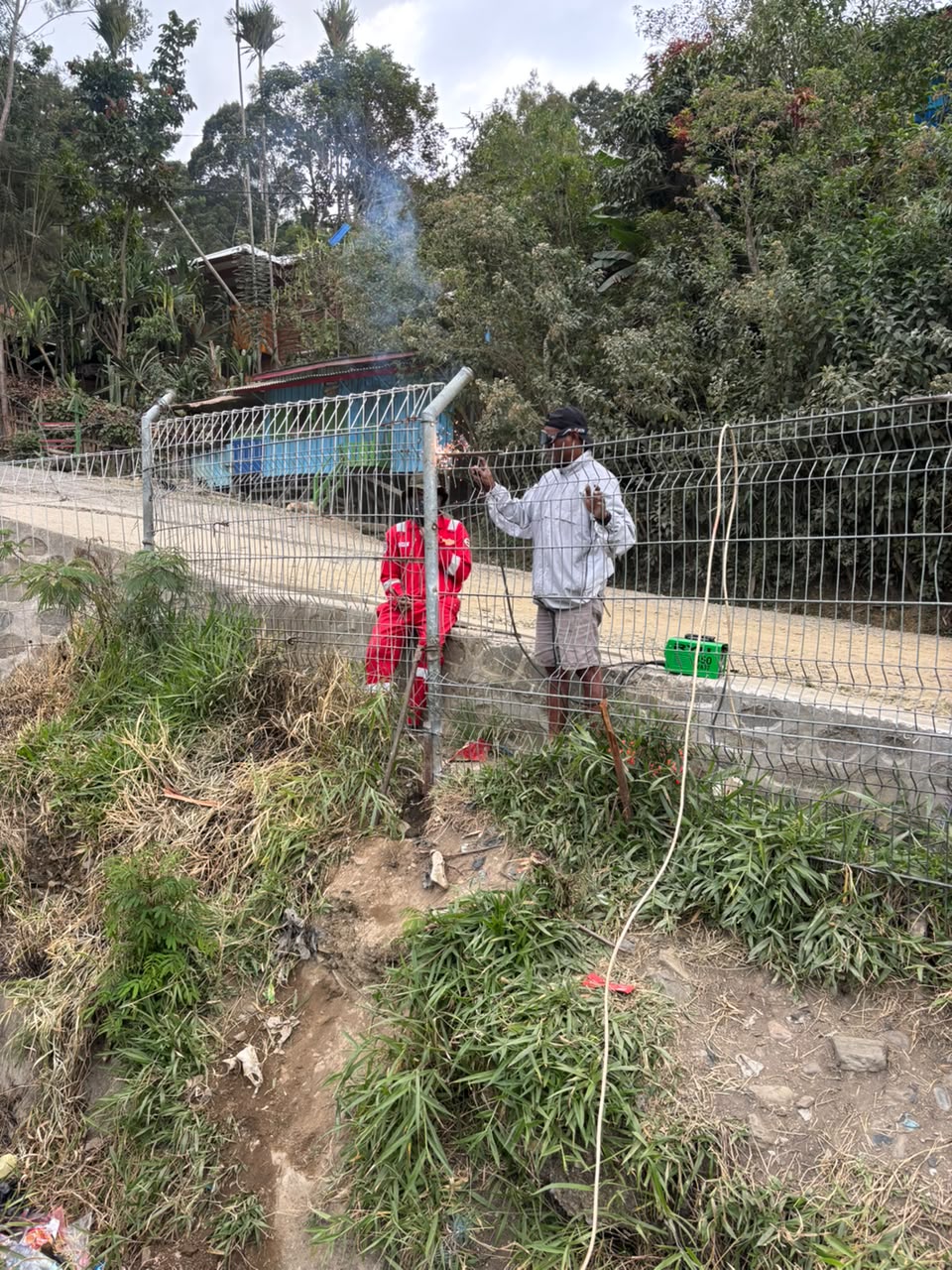 Pemeliharaan dan Perbaikan Perimeter Bandar Udara Karubaga - Foto 3